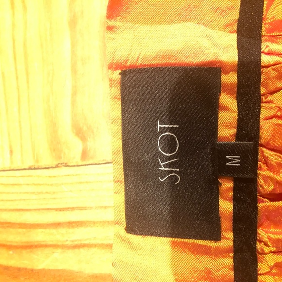 Super cute gathered orange shiny skirt - Picture 4 of 4